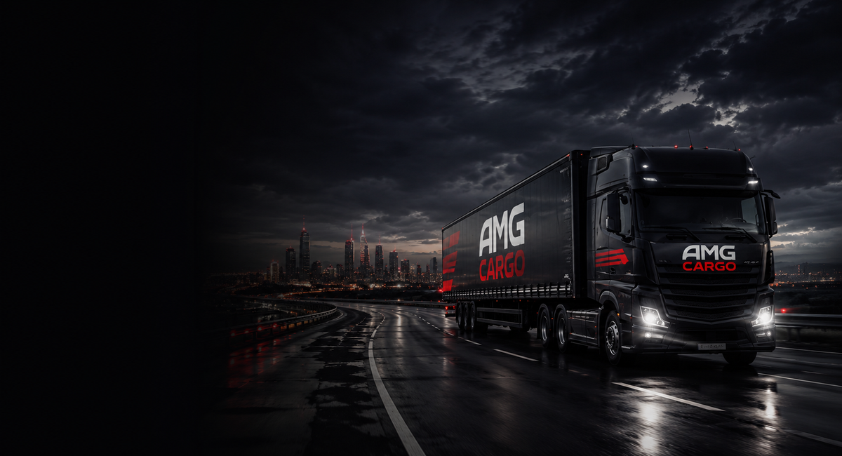 Седельный тягач AMG Cargo с фурой на трассе в сумерках на фоне города — автоперевозки грузов из Китая в Россию
