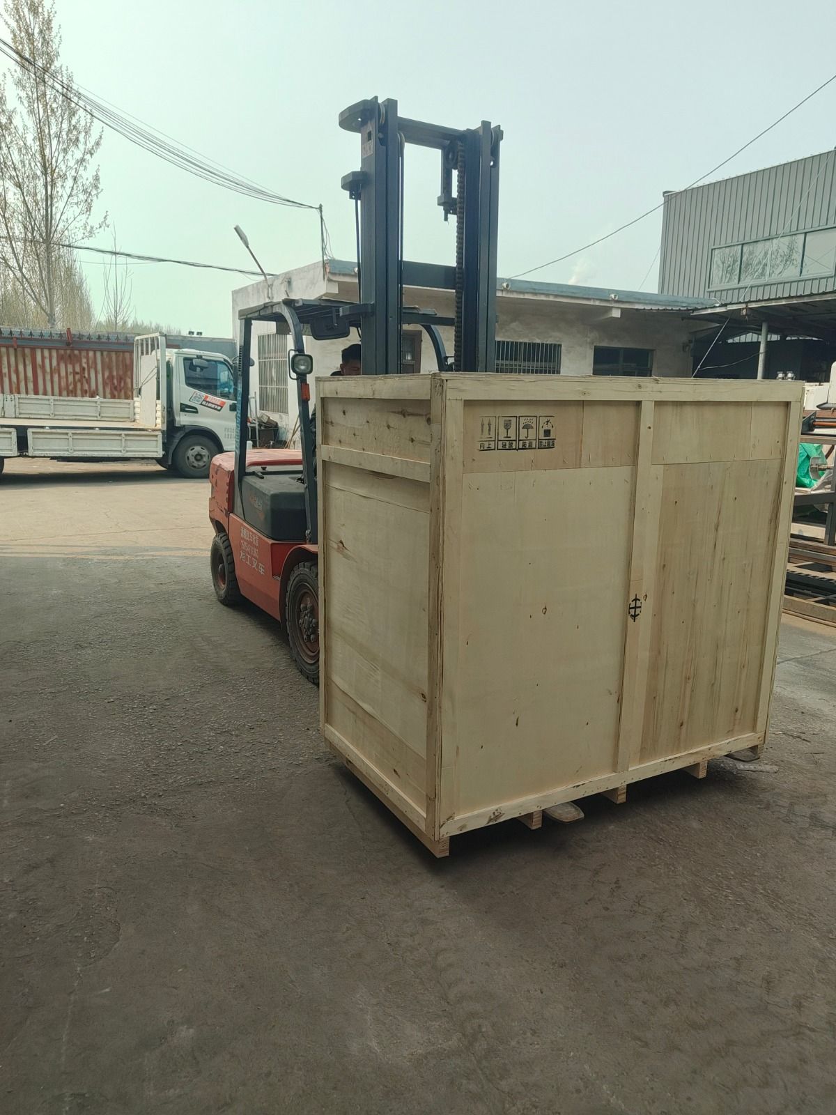 Погрузка ящика с оборудованием из Китая автопогрузчиком на складе консолидации